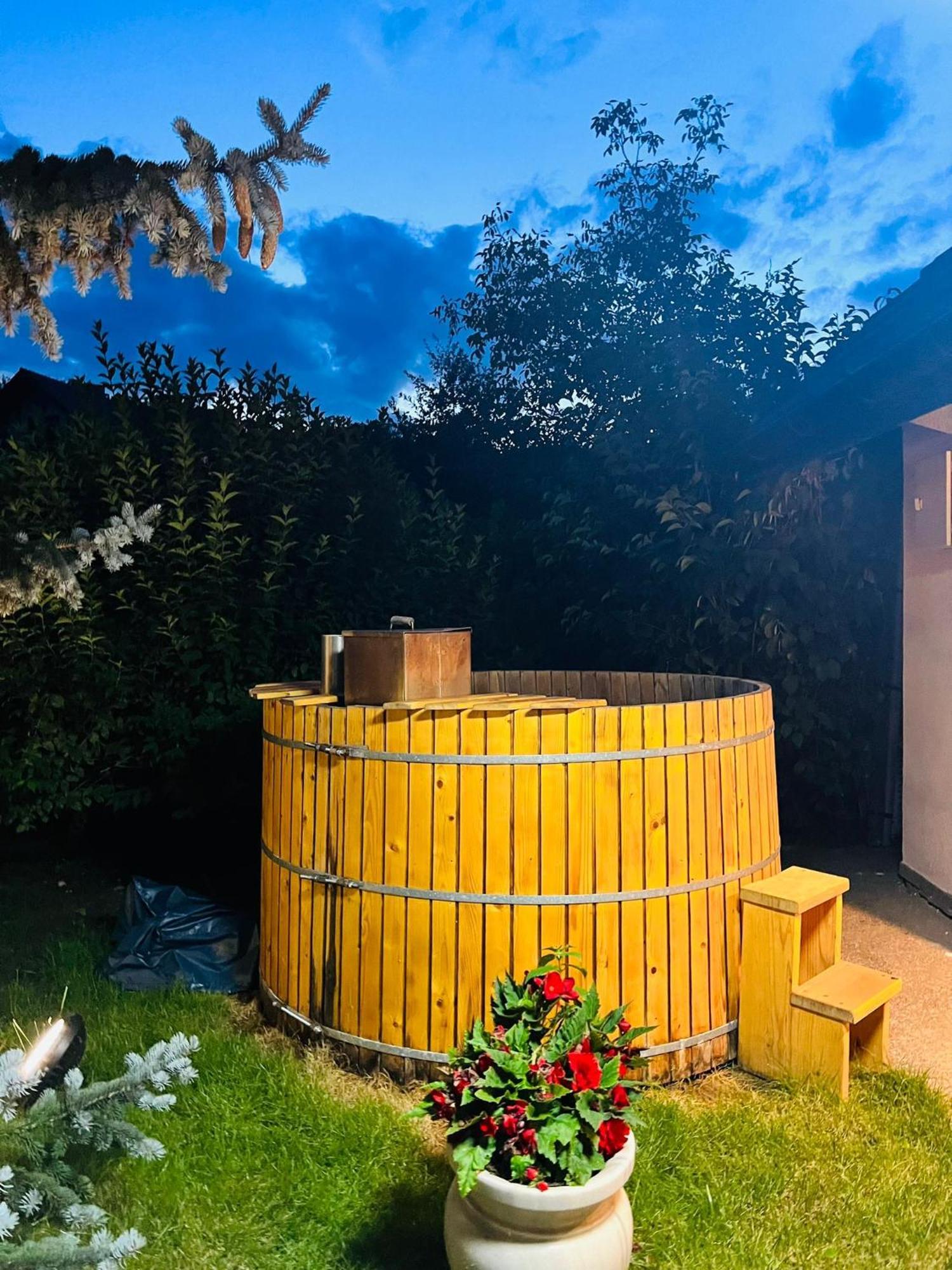 Evie'S Tree House Villa Dragomirna Dış mekan fotoğraf